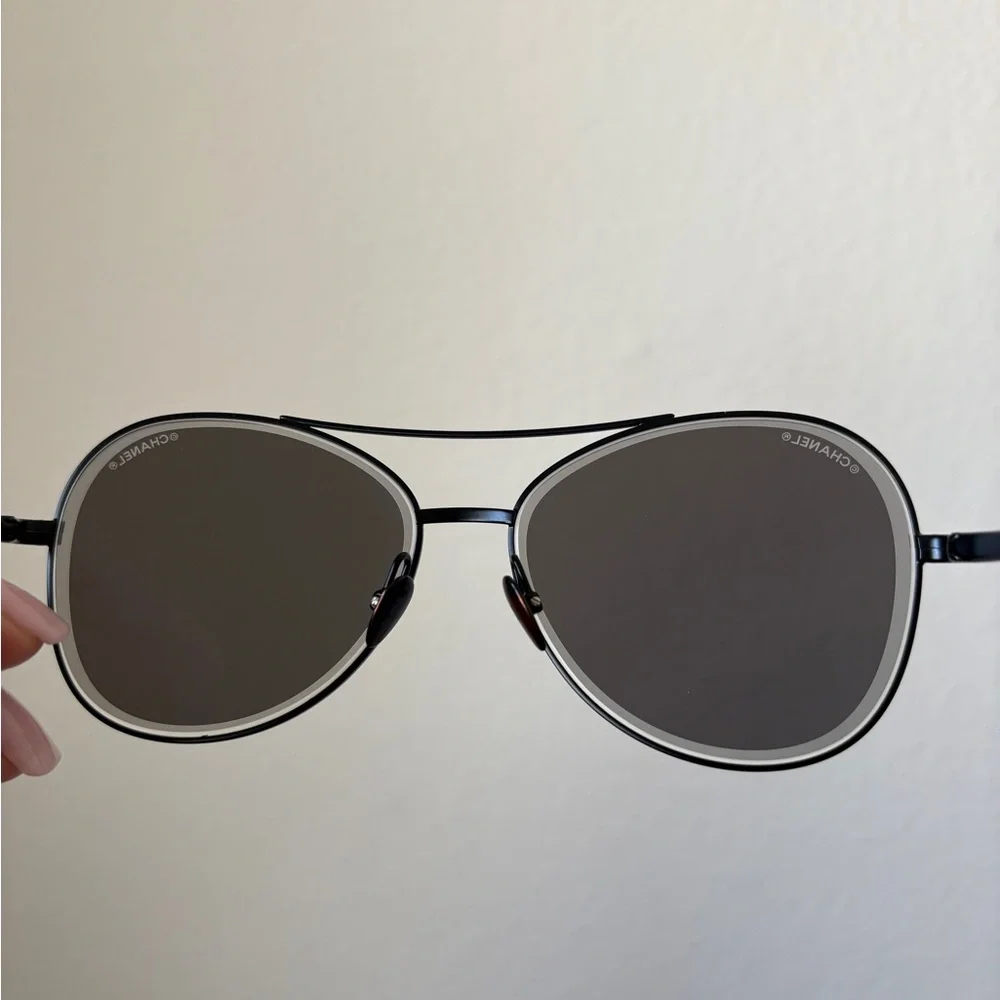 Chanel sunglasses 4260, pilot style, like new